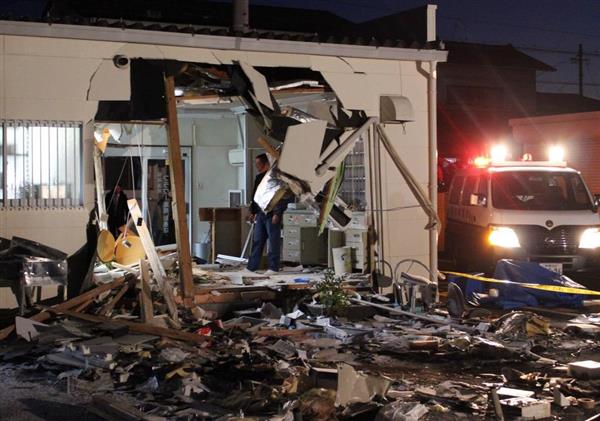 薬局に車突っ込み女性１人死亡 静岡