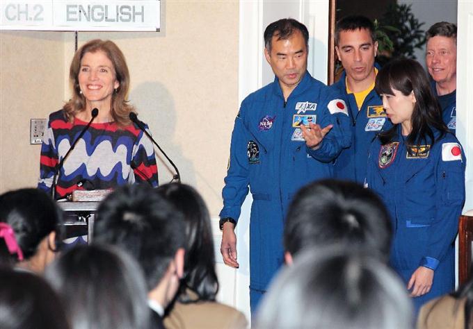 米大使公邸で宇宙飛行士と学生らの交流イベント