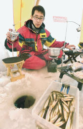 ＜岩洞湖＞ワカサギ釣り やっと解禁