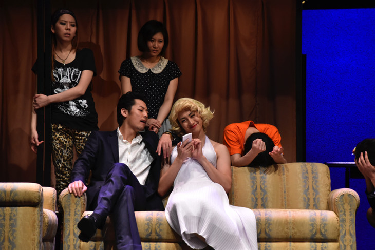 舞台「ホテル・カルフォリニア」開幕！太田基裕の女装や今野杏南の下着姿も