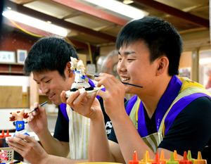 シーサーもドラゴンズ色 中日の新人、休日に色付け体験