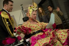 意味不明！サイモン・ペッグのフリフリドレス姿 頭はパフェでキュートに