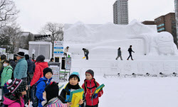 さっぽろ雪まつり開幕 北海道新幹線の大雪像