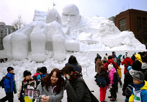 進撃の巨人や北海道新幹線の雪像 さっぽろ雪まつり開幕