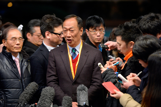 鴻海会長、交渉に自信 早期合意目指す シャープは困惑