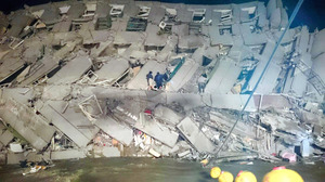 台湾でＭ６．４の地震 １７階建てビル倒壊、２６人搬送