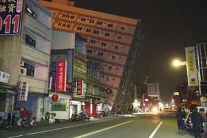 台南近郊でＭ6.4の地震、アパート崩壊123人救出