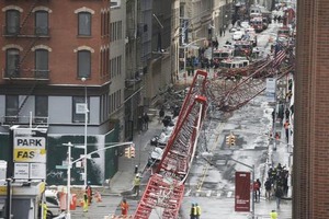 ＮＹで100メートル超のクレーン転倒 車直撃、４人死傷