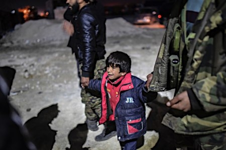 シリア人１万５千人、トルコ国境に殺到 さらに数万人も