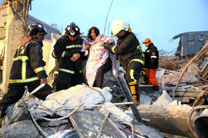 台湾地震、５人死亡３８０人負傷 高層マンション倒壊