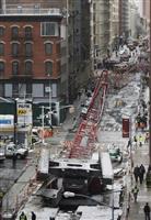 「地震が起きたよう」ＮＹ中心部で大型クレーン転倒 路上の男性に直撃、死亡 ３人重軽傷