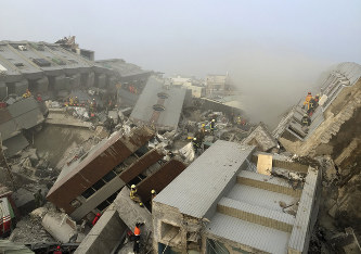 ５人死亡 台南市で１７階建てビル倒壊