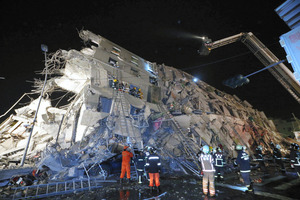 台湾地震、１４人死亡４８０人負傷 高層マンション倒壊