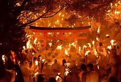 ＜お灯まつり＞闇の中に炎の帯 和歌山・新宮