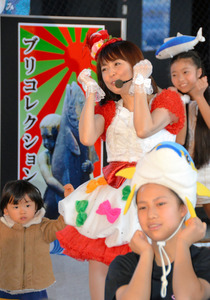 小林麻耶さん、ブリの街で「ぶりっ子」全開 富山・氷見