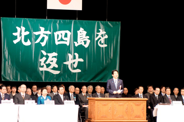 首相、領土問題解決に意欲 プーチン氏訪日前に訪ロも