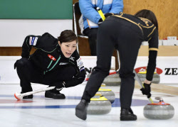 道銀、北見が連勝発進 カーリング日本選手権