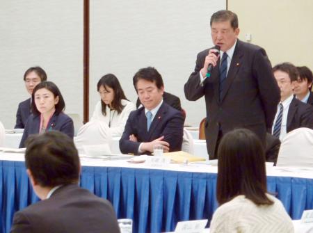 石破地方創生相が複合福祉施設を視察 2016年02月08日