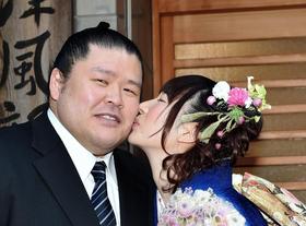 安治川親方と小泉エリがそろって婚約発表会見