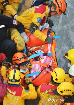 死者100人超の恐れ 「72時間」救出懸命