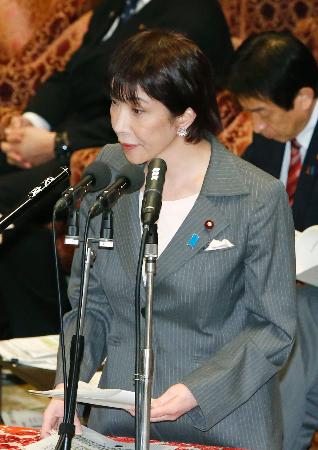 高市総務相、電波停止に言及 公平欠ける放送に「判断」