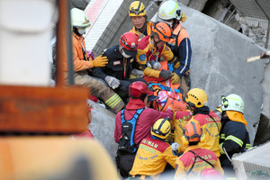 迫る「72時間」、捜索難航 台湾地震の死者100人超す恐れ