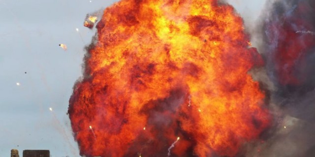 英国会議事堂前でバスが爆発炎上、テロではなくジャッキー・チェンの映画ロケと判明