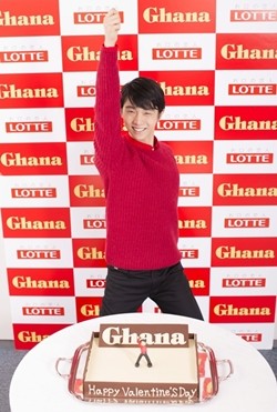 羽生結弦、自身の人形飾られたバレンタインケーキに笑顔炸裂「120点です!」