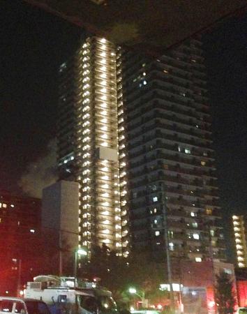 高層マンション火災 ２人やけど２００人余避難