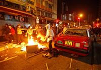 ９日、香港の繁華街モンコックで起きたデモ隊と警官隊の衝突（ＡＰ）