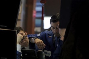 アングル：売り浴びる「ＦＡＮＧ」株 ディフェンシブ銘柄に逃避