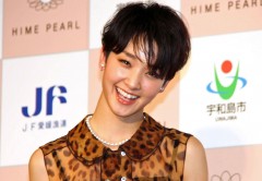 剛力彩芽、200万円の真珠アクセサリーを身に着けにっこり！