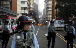 香港で市民と警官が衝突、24人拘束 警官が威嚇発砲