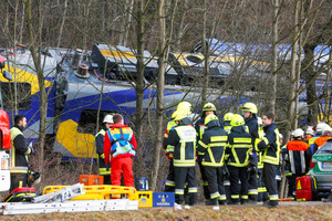 ドイツで列車が正面衝突、9人死亡 150人けが