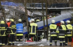 ドイツ列車事故 ブラックボックス回収して調査