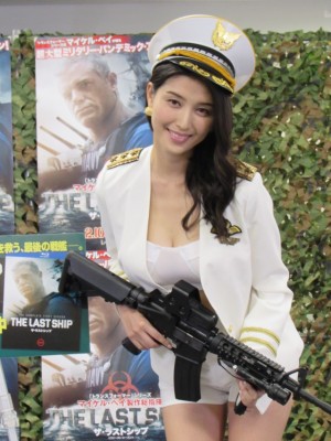 橋本マナミがセクシー艦長に就任!?胸元が透け見え