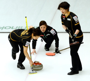 チーム東京、1次リーグ突破決める カーリング男子