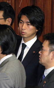 イクメンまさかの裏切りか…宮崎議員、派閥重鎮に土下座