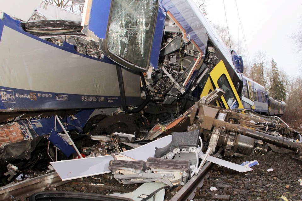 【写真】ドイツで通勤列車が正面衝突