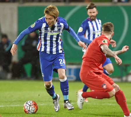 原口、鮮やか３人抜きゴール！ヘルタが３５年ぶりの４強入り【拡大】