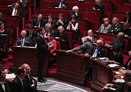 改憲案、異論相次ぐ 二重国籍者の国籍剥奪