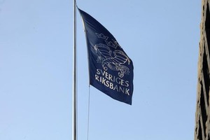 UPDATE 1-スウェーデンがマイナス0.50％に利下げ、追加緩和を示唆