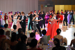 初代オスカルらと夢の舞踏会 宝塚ファン１９０人参加