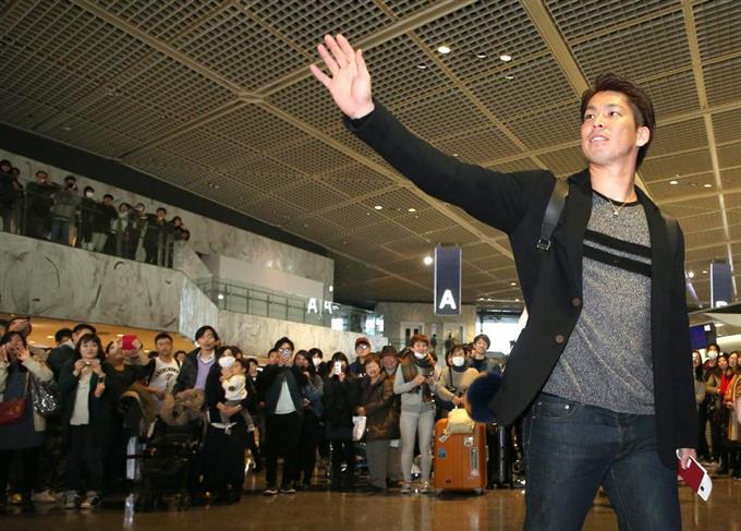 MLB 「ドジャースのマエケン」始動へ 前田健太投手、笑顔で渡米