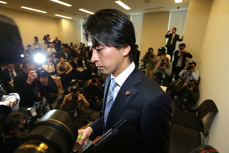 イクメン議員、一転陳謝 自民・宮崎氏「妻子に一生償いたい」