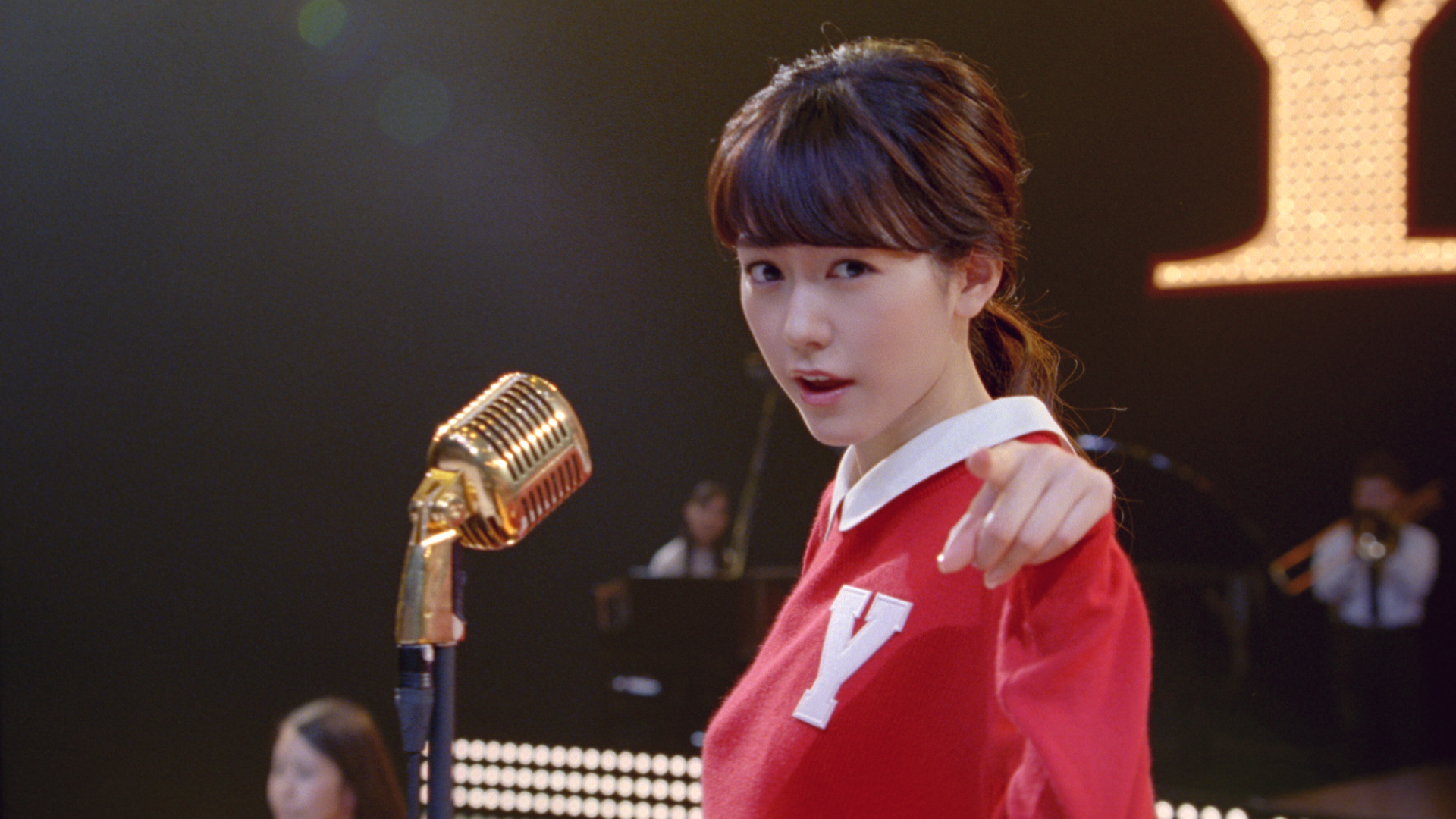 80年代風ファッションの桐谷美玲、ふてニャンとキレキレダンス披露