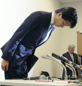 辞職表明 不倫認め会見で謝罪