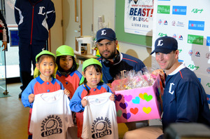 レオ2選手に園児から「愛」 チョコ贈られ活躍誓う