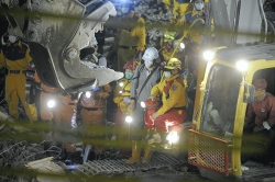 台湾倒壊ビル、約20人が内部に…死者100人