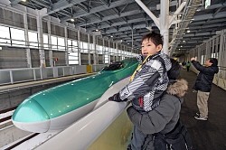 <北海道新幹線>「見るの初めて」笑顔…JR北が一般試乗会